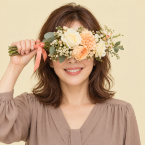 花束で目元を隠して微笑むゆかり